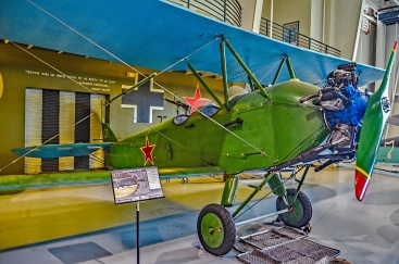Первый полёт самолёта У-2 («Кукурузник») конструкции Н. Н. Поликарпова. (Советское видео о самолете)