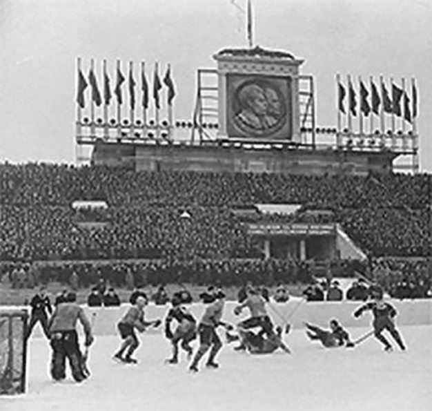 Чемпионат мира по хоккею с шайбой впервые проходит в СССР