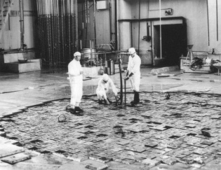 Запущен первый промышленный атомный реактор А-1 («Аннушка»)