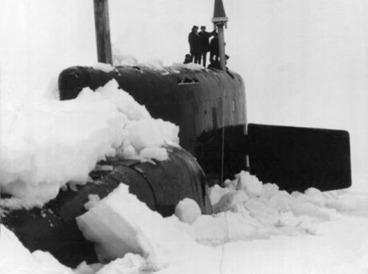 Советская подводная лодка впервые достигла Северного полюса