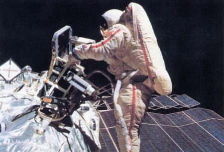 Первый выход женщины-космонавта в открытый космос