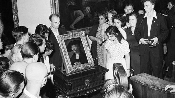 Советский Союз передал Германской Демократической Республике  отреставрированную коллекцию Дрезденской картинной галереи